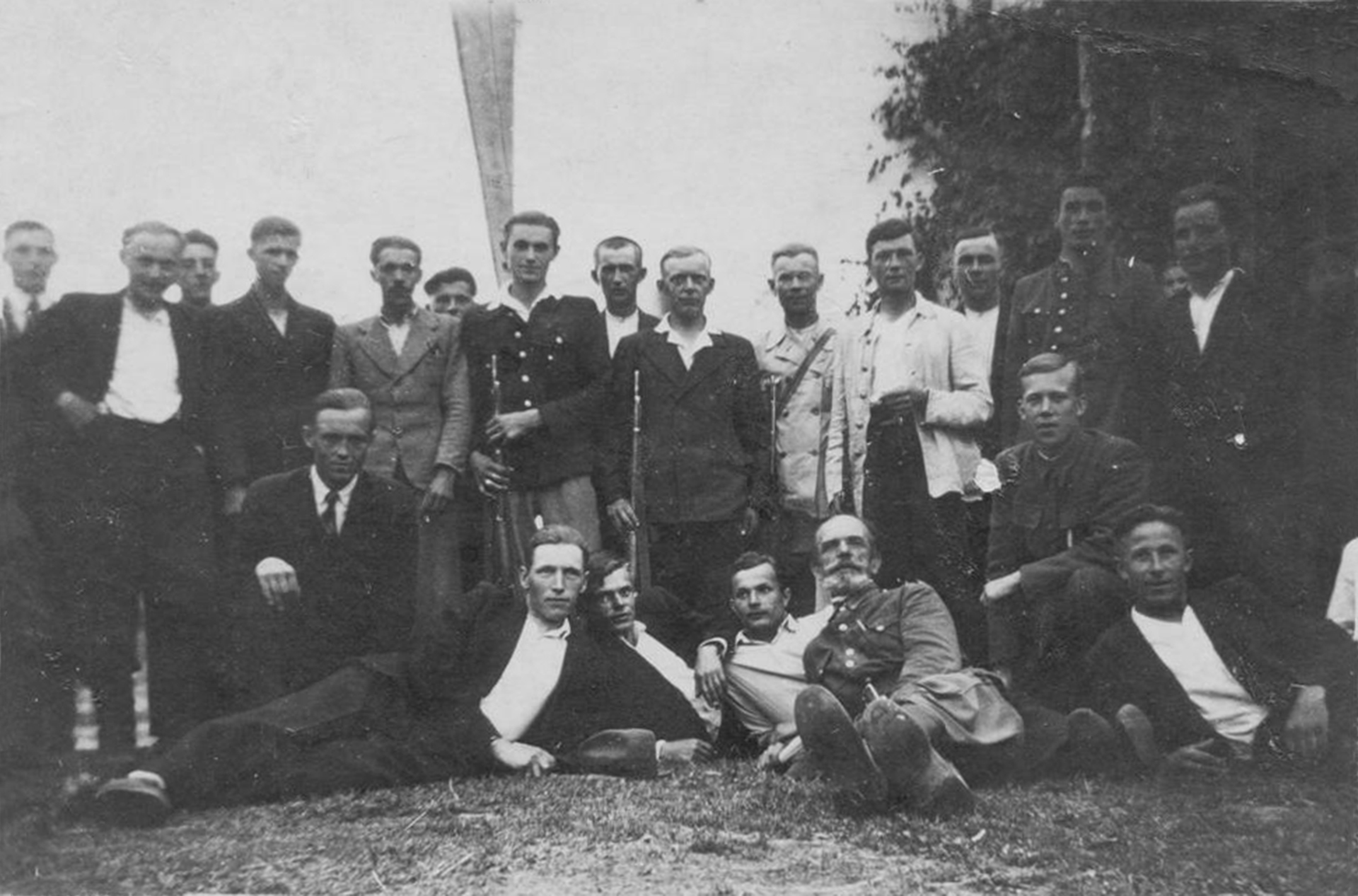 Członkowie stacjonującej w Przebrażu polskiej samoobrony utworzonej w celu obrony ludności przed atakami oddziałów UPA, 1943 r., dar prywatny: Tadeusz Wolak.